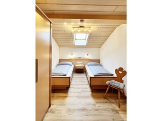 appartements-platzis_wohnung1_schlafzimmer1