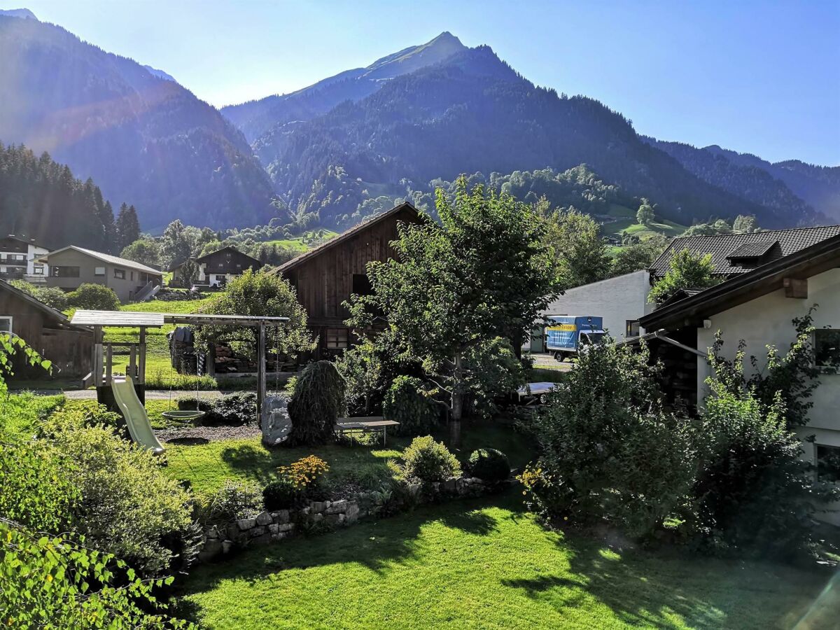 Ausblick in den Garten vom Balkon
