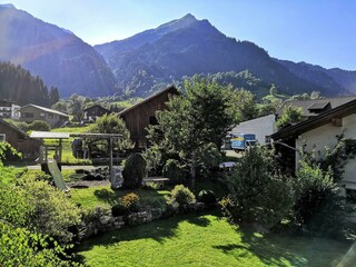 Ausblick in den Garten vom Balkon