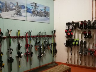 Appartements-Platzis_Skiraum01