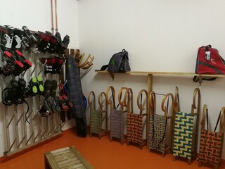 Appartements-Platzis_Skiraum02