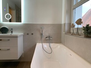 OG bad mit Wanne und Dusche