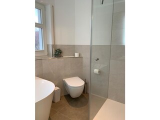 OG Bad mit Wanne und Dusche