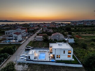 Drohnenaufnahme mit Bibinje und Zadar im Hintergrund