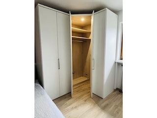 begehbarer Eckschrank mit Licht