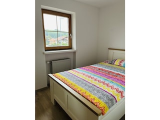 2. Schlafraum mit Mückenschutz und Rollo