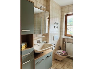 Badezimmer mit Duschwanne