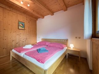 Schlafzimmer mit Doppelbett EG