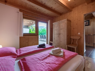 Schlafzimmer mit Doppelbett EG