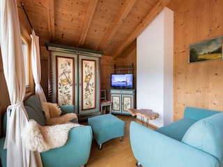 Schlafzimmer mit Lounge Ecke und TV OG