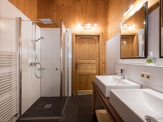 Bad mit begehbarer Dusche OG