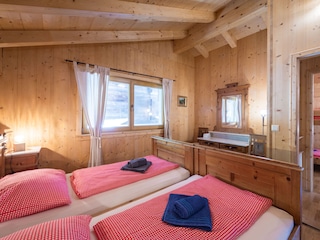 Zweites Schlafzimmer mit Doppelbett OG