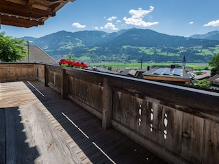 Balkon mit Aussicht auf Berge EG