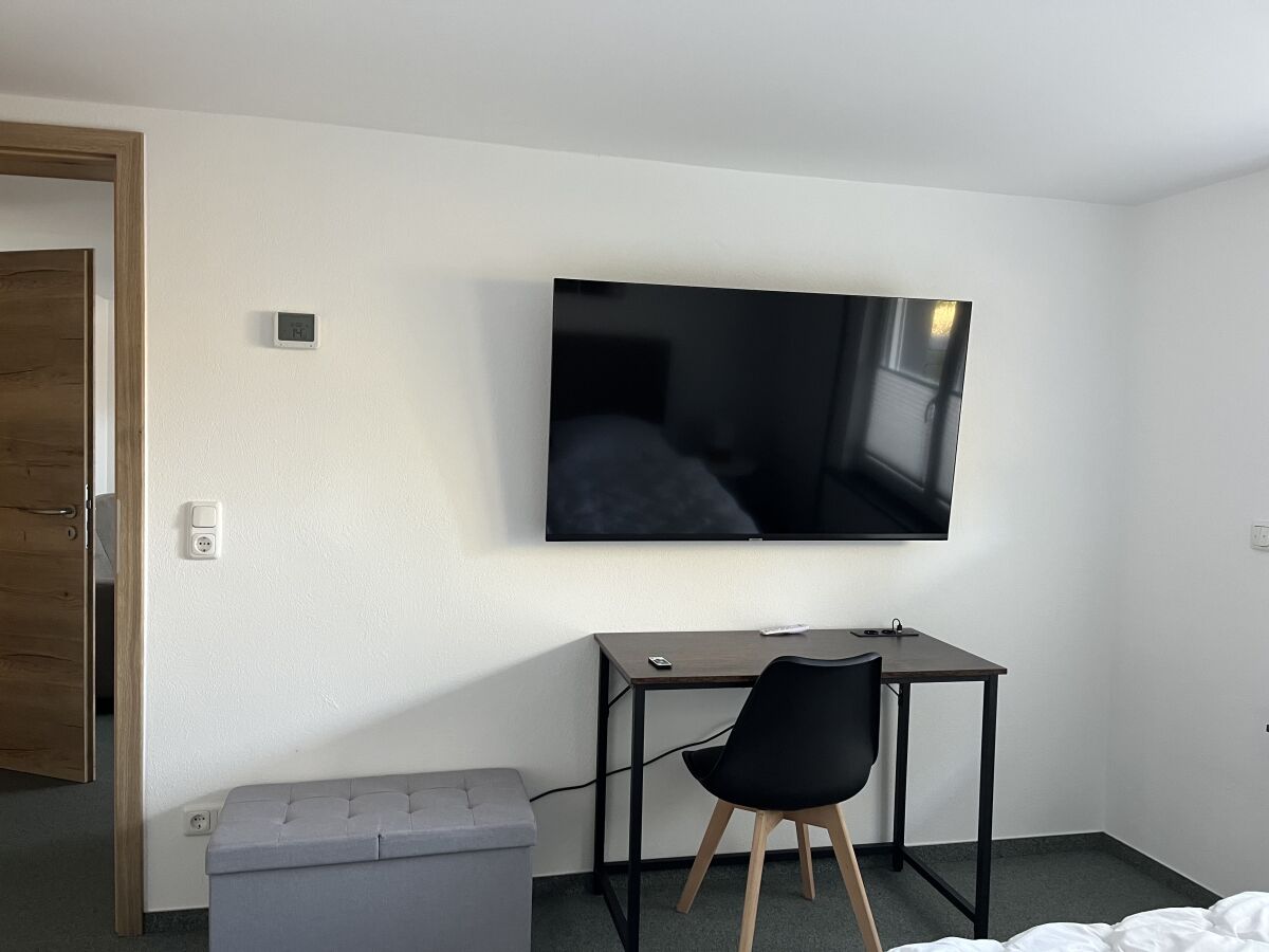 Schlafzimmer, TV und Schreibtisch