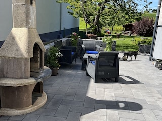 50 m Außenterasse mit Longe und Kamingrill nur für Sie.