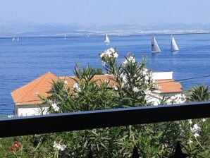 Two bedroom apartment with terrace and sea view Stomorska, Šolta (A-11298-b) - Stomorska - image1