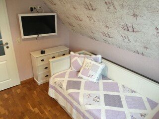 Schlafzimmer mit ausziehbarem Doppelbett(gleiche Höhe)