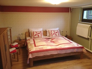 Schlafzimmer mit Doppelbett