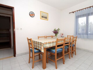 Apartment Gdinj Features 11