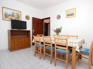 Apartment Gdinj Features 12