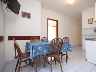 Apartment Vrboska Features 8