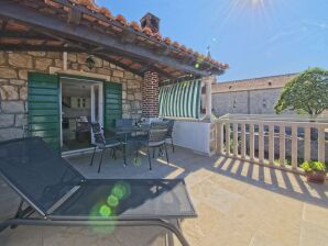 Two bedroom apartment with terrace and sea view Postira, Brač (A-11582-a) - Postira - image1