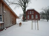 Das Vorderhaus im Winter.