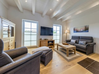 Wohnbereich mit Zugang zur Terrasse