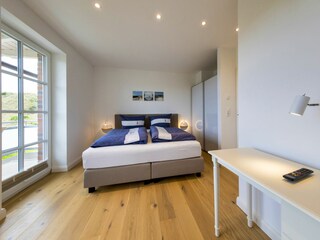 Schlafzimmer mit Zugang zum Balkon