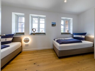 2. Schlafzimmer mit Boxspringbetten