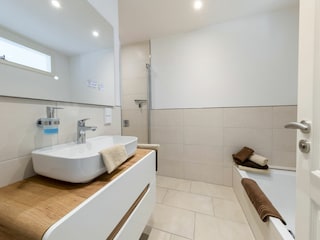 Badezimmer mit Badewanne und ebenerdiger Dusche