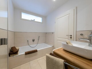 Badezimmer mit Badewanne und ebenerdiger Dusche