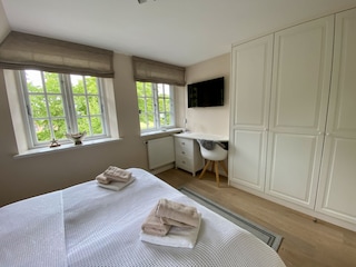 ... und kleinem Schreibtisch