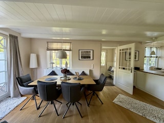 Esstisch mit bequemen Stühlen