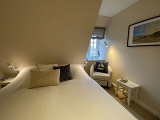 2. Schlafzimmer mit Doppelbett 1,80 x 2,00 m