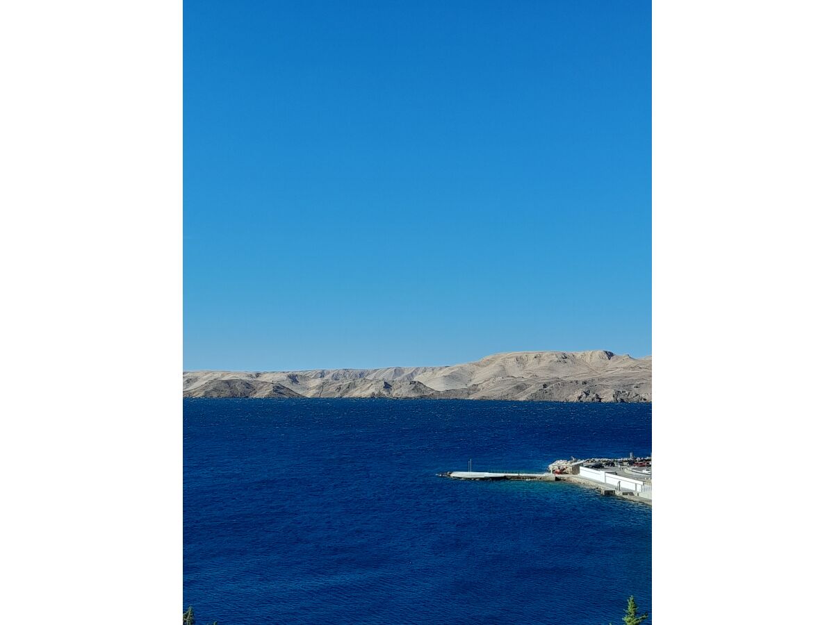 Ausblick auf das Meer mit Badeplatz