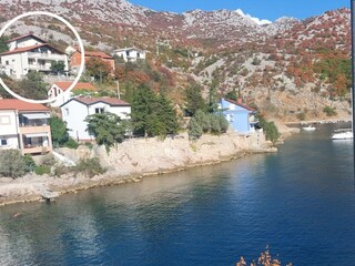 Hinter dem Haus ist die Zufahrt zu den Parkplätzen