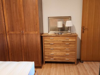 Schlafzimmer mit Doppelbett und Einzelbett