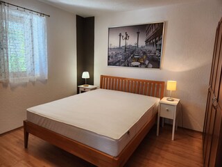 Schlafzimmer mit Doppelbett und Einzelbett