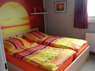 Schlafzimmer mit Doppelbett (Komforthöhe)