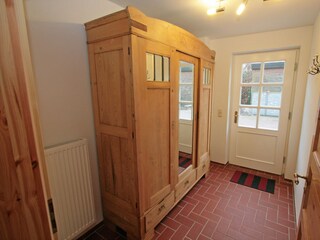 Diele mit antikem Schrank