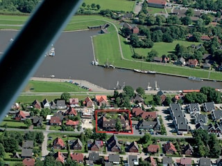Eine Luftaufnahme vom Landhaus Greetsiel am Hafen.