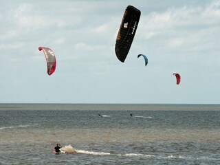 Surfen mit Lenkdrachen im Nachbarort Upleward.