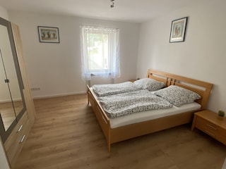 Schlafzimmer mit Doppelbett