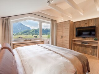Schlafzimmer 2 mit Blick zu den Wiesen und Bergen