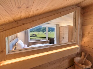 Sauna mit Blick durchs Schlafzimmer auf die Wiesen