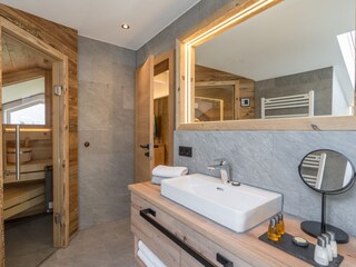 Badezimmer mit Sauna und Badewanne