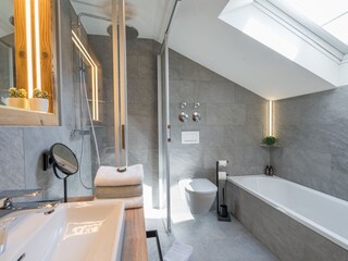 Bad1 mit Regendusche, Badewanne und Sauna