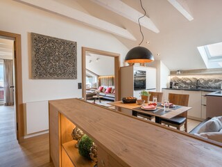 voll ausgestattete Küche mit Esstisch