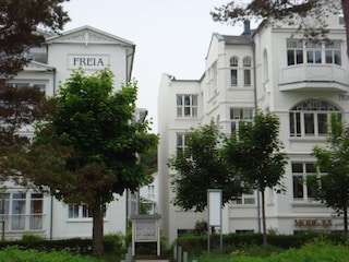 Blick auf die Villen Frigga und Freia vom Strand aus